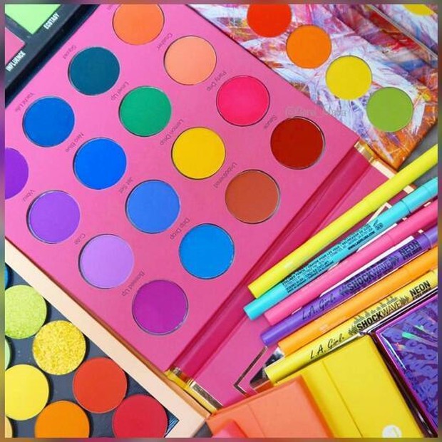 Eyeshadow Coloured Raine/Instagram.com/colouredraine Cocok yang ingin memakai eyeshadow berwarna cerah.