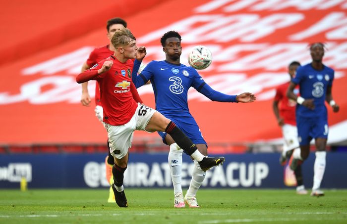 Callum Hudson-Odoi LONDON, ENGLAND - JULY 19: Callum Hudson-Odoi of Chelsea battles for possession with Brandon Williams of Manchester United during the FA Cup Semi Final match between Manchester United and Chelsea at Wembley Stadium on July 19, 2020 in London, England. Football Stadiums around Europe remain empty due to the Coronavirus Pandemic as Government social distancing laws prohibit fans inside venues resulting in all fixtures being played behind closed doors. (Photo by Andy Rain/Pool via Getty Images)