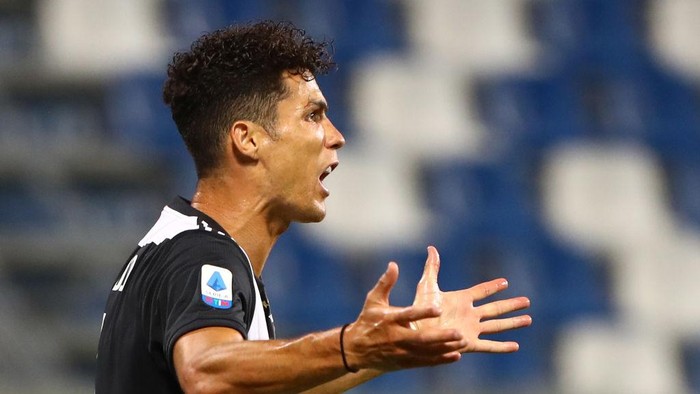 REGGIO NELLEMILIA, ITALY - JULY 15:  Cristiano Ronaldo of Juventus FC reacts during the Serie A match between US Sassuolo and Juventus at Mapei Stadium - Citta del Tricolore on July 15, 2020 in Reggio nellEmilia, Italy.  (Photo by Marco Luzzani/Getty Images)