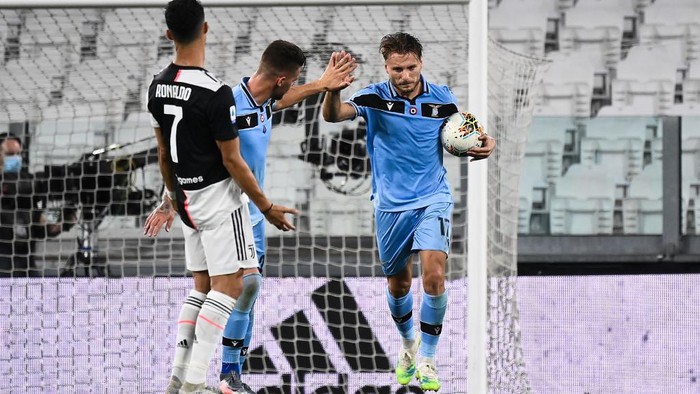 Lazios Italian forward Ciro Immobile (R) celebrates with teammates, next to Juventus Portuguese forward Cristiano Ronaldo reacting, after scoring a goal during the Italian Serie A football match between Juventus and Lazio, on July 20, 2020 at the Allianz stadium, in Turin, northern Italy. (Photo by Marco BERTORELLO / AFP)