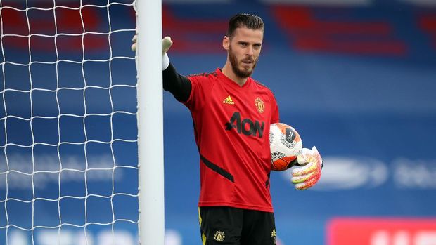 LONDON, ENGLAND - JULY 16: David De Gea of Manchester United warms up prior to the Premier League match between Crystal Palace and Manchester United at Selhurst Park on July 16, 2020 in London, England. Football Stadiums around Europe remain empty due to the Coronavirus Pandemic as Government social distancing laws prohibit fans inside venues resulting in all fixtures being played behind closed doors. (Photo by Peter Cziborra/Pool via Getty Images)