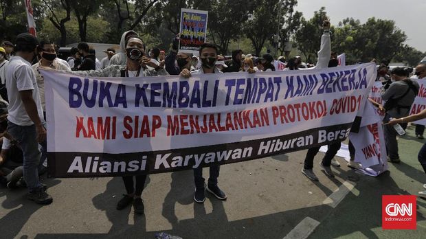 Sejumlah pegawai dan pemilik tempat hiburan malam melakukan aksi demonstrasi di depan Balai Kota DKI Jakarta, Selasa (21/7). Mereka menuntut agar Pemerintah Provinsi DKI Jakarta membuka kembali tempat-tempat hiburan malam di masa pembatasan sosial berskala besar (PSBB) transisi.