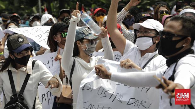 Sejumlah pegawai dan pemilik tempat hiburan malam melakukan aksi demonstrasi di depan Balai Kota DKI Jakarta, Selasa (21/7). Mereka menuntut agar Pemerintah Provinsi DKI Jakarta membuka kembali tempat-tempat hiburan malam di masa pembatasan sosial berskala besar (PSBB) transisi.