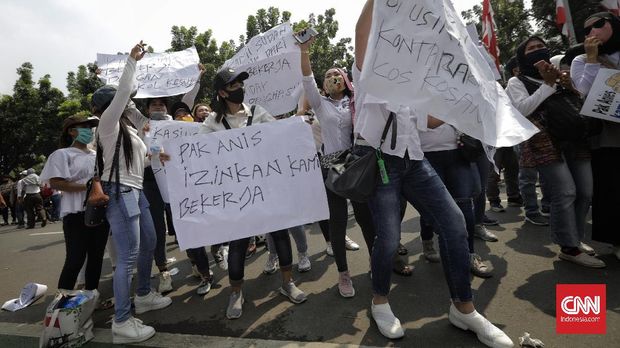 Sejumlah pegawai dan pemilik tempat hiburan malam melakukan aksi demonstrasi di depan Balai Kota DKI Jakarta, Selasa (21/7). Mereka menuntut agar Pemerintah Provinsi DKI Jakarta membuka kembali tempat-tempat hiburan malam di masa pembatasan sosial berskala besar (PSBB) transisi.