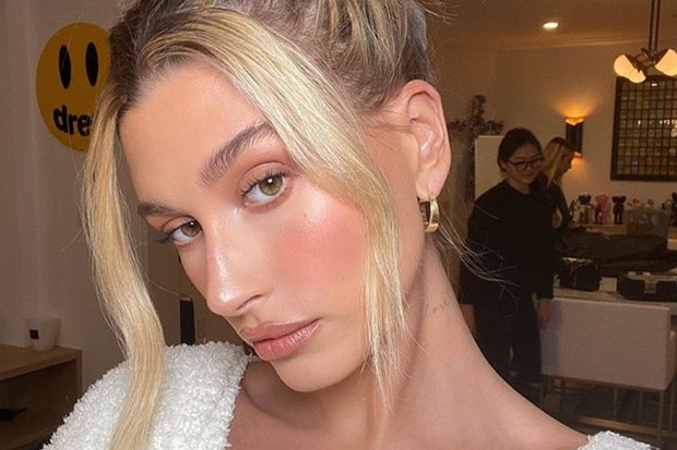 Dolphin Skin/ Foto: Instagram.com/maryphillips Hailey Bieber dengan dolphin skin looks