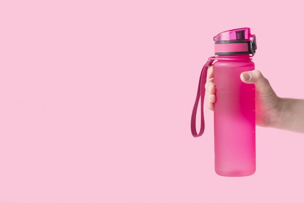 Botol minum/freepik.com Menghindari membeli minum diluar rumah.