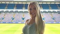 Dilansir media-media Inggris, bukan cuma aksi Leeds United yang ditunggu-tunggu. Ada si cantik Emma Jones yang juga bakal mencuri perhatian (eljonesuk/Instagram)