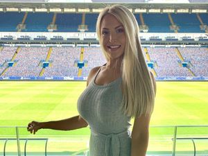 Leeds United Promosi ke Premier League, Si Cantik Ini Dinanti