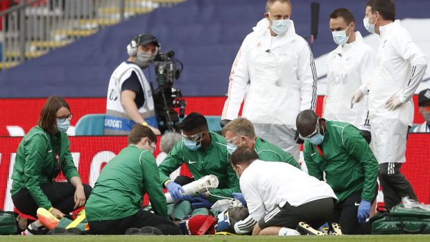 LONDON, ENGLAND - JULY 19: Eric Bailly of Manchester United is seen to by medical staff after a head collision and is stretchered off the pitch during the FA Cup Semi Final match between Manchester United and Chelsea at Wembley Stadium on July 19, 2020 in London, England. Football Stadiums around Europe remain empty due to the Coronavirus Pandemic as Government social distancing laws prohibit fans inside venues resulting in all fixtures being played behind closed doors. (Photo by Alastair Grant/Pool via Getty Images)