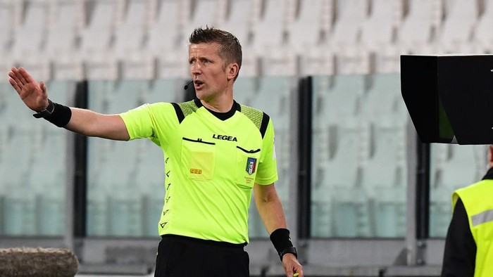 Italian referee Daniele Orsato gives a penalty to Juventus after checking the VAR during the Italian Cup (Coppa Italia) semi-final second leg football match Juventus vs AC Milan on June 12, 2020 at the Allianz stadium in Turin, the first to be played in Italy since March 9 and the lockdown aimed at curbing the spread of the COVID-19 infection, caused by the novel coronavirus. (Photo by Miguel MEDINA / AFP)