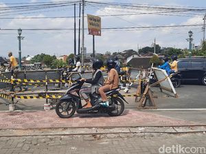 Viral Video Pemotor Terperosok dalam Galian di Jembatan Sayidan Yogya Viral Video Pemotor Terperosok dalam Galian di Jembatan Sayidan Yogya