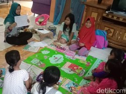 Banyak Ortu Tak Punya Gawai, Guru SD Cirebon Blusukan ke Rumah Siswa