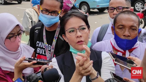 Ketua Asosiasi Pengusaha Hiburan Jakarta (Asphija) Hana Suryani menyampaikan keterangan kepada wartawan di depan Balai Kota Jakarta, Selasa (21/7) soal tuntutan pembukaan kembali tempat-tempat hiburan malam di Jakarta