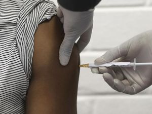 CEO Pfizer Murka, Sebut Penyebar Hoax Vaksin Kriminal