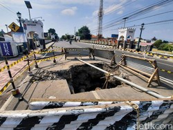 Pemotor Terperosok Lubang di Jembatan Sayidan, Pemkot Yogya Minta Maaf