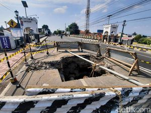 Pemotor Terperosok Lubang di Jembatan Sayidan, Pemkot Yogya Minta Maaf Pemotor Terperosok Lubang di Jembatan Sayidan, Pemkot Yogya Minta Maaf