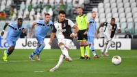 Di nomor satu, inilah Cristiano Ronaldo. Sudah 135 gol penalti diceploskannya dan tentu bisa bertambah lagi(Getty Images/Valerio Pennicino)