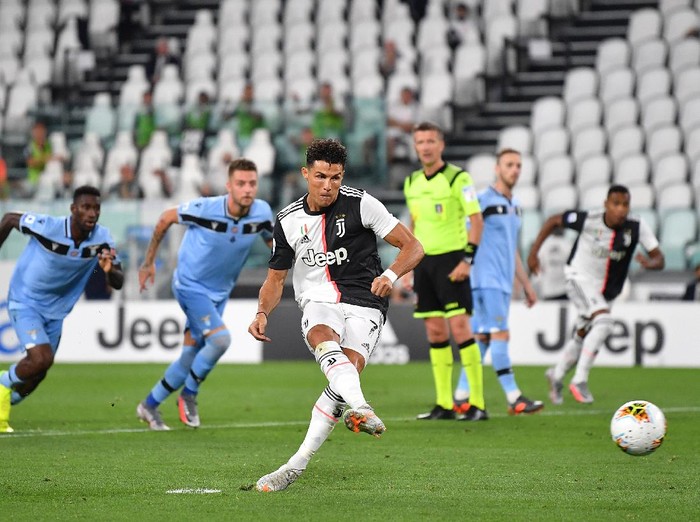 TURIN, ITALY - JULY 20:  Cristiano Ronaldo of Juventus scores the opening goal from the penalty spot during the Serie A match between Juventus and  SS Lazio at Allianz Stadium on July 20, 2020 in Turin, Italy.  (Photo by Valerio Pennicino/Getty Images)
