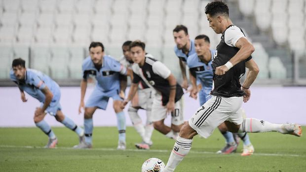 Juventus' Cristiano Ronaldo takes a shot at the ball during the Italian Serie A soccer match between Juventus and Lazio at the Allianz stadium in Turin, Italy, Monday, July 20, 2020. (Marco Alpozzi/LaPresse via AP)