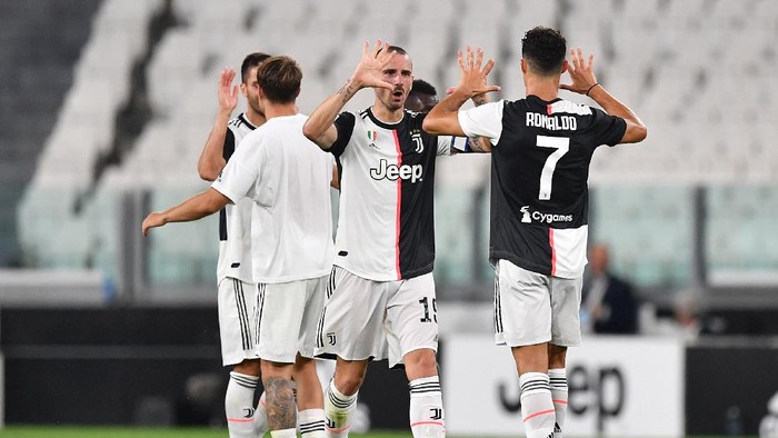 TURIN, ITALY - JULY 20:  Cristiano Ronaldo (R) of Juventus celebrates the victory with team mate Leonardo Bonucci at the end of the Serie A match between Juventus and  SS Lazio at Allianz Stadium on July 20, 2020 in Turin, Italy.  (Photo by Valerio Pennicino/Getty Images)