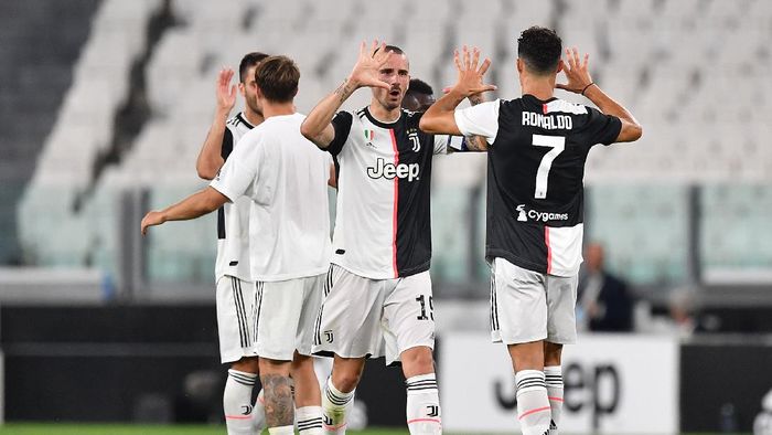 Juventus TURIN, ITALY - JULY 20: Cristiano Ronaldo (R) of Juventus celebrates the victory with team mate Leonardo Bonucci at the end of the Serie A match between Juventus and SS Lazio at Allianz Stadium on July 20, 2020 in Turin, Italy. (Photo by Valerio Pennicino/Getty Images)