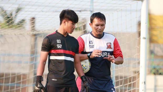 Kurnia Sandy, mantan kiper Primavera, Timnas Indonesia. Saat ini menjabat pelatih kiper Madura United