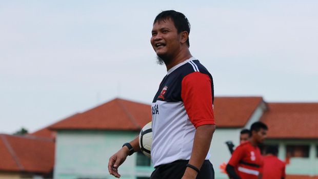 Kurnia Sandy, mantan kiper Primavera, Timnas Indonesia. Saat ini menjabat pelatih kiper Madura United