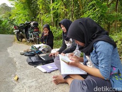 Mahasiswi di Magelang Ini Rela Duduk Pinggir Jalan Demi Kuliah Online