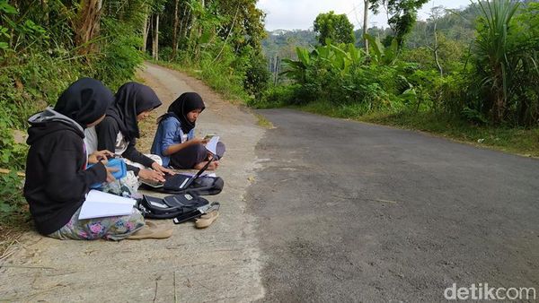 Mahasiswi di Magelang Masih Kesulitan Sinyal untuk Belajar