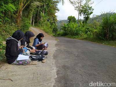 Mahasiswi di Magelang Masih Kesulitan Sinyal untuk Belajar