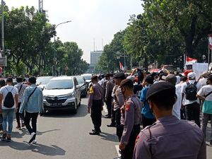 Ada Demo Pekerja Hiburan Malam, Lalin di Depan Balai Kota Jakarta Padat