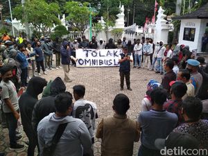 Mahasiswa-Wakil Rakyat Cirebon Sepakat Tolak RUU Omnibus Law