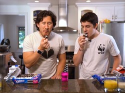 Bukan Dicelup Susu, Youtuber Ini Makan Oreo Celup Kecap Asin hingga Kaldu