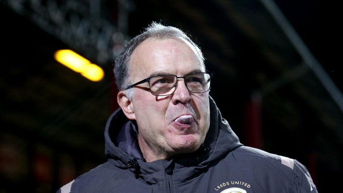 BRENTFORD, ENGLAND - FEBRUARY 11: Marcelo Bielsa, Leeds Manager chews gum during the Sky Bet Championship match between Brentford and Leeds United at Griffin Park on February 11, 2020 in Brentford, England. (Photo by Alex Pantling/Getty Images)