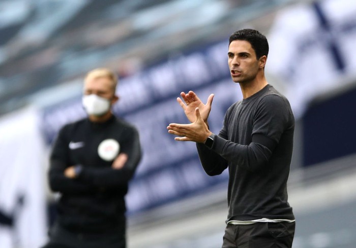 LONDON, ENGLAND - JULY 12: Mikel Arteta, Manager of Arsenal  gives his team instructions  during the Premier League match between Tottenham Hotspur and Arsenal FC at Tottenham Hotspur Stadium on July 12, 2020 in London, England. Football Stadiums around Europe remain empty due to the Coronavirus Pandemic as Government social distancing laws prohibit fans inside venues resulting in all fixtures being played behind closed doors. (Photo by Tim Goode/Pool via Getty Images)