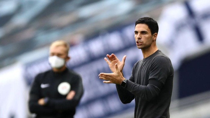 LONDON, ENGLAND - JULY 12: Mikel Arteta, Manager of Arsenal  gives his team instructions  during the Premier League match between Tottenham Hotspur and Arsenal FC at Tottenham Hotspur Stadium on July 12, 2020 in London, England. Football Stadiums around Europe remain empty due to the Coronavirus Pandemic as Government social distancing laws prohibit fans inside venues resulting in all fixtures being played behind closed doors. (Photo by Tim Goode/Pool via Getty Images)