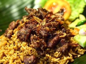 Jualan Nasi Goreng Kambing, Chef Haryo Pamer Piring Pelanggan yang Kosong Jualan Nasi Goreng Kambing, Chef Haryo Pamer Piring Pelanggan yang Kosong