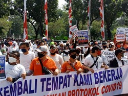 Pekerja Tempat Hiburan Malam Demo di Depan Balai Kota DKI Jakarta