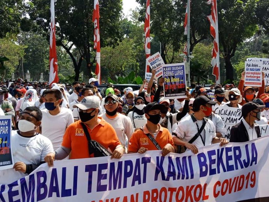 Pekerja Tempat Hiburan Malam Demo di Depan Balai Kota DKI Jakarta Pekerja Tempat Hiburan Malam Demo di Depan Balai Kota DKI Jakarta