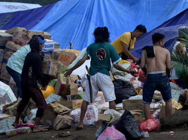 Korban Banjir Bandang Luwu Utara Terima Bantuan