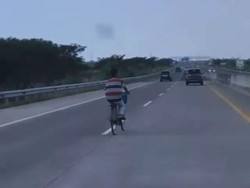 Video Pesepeda yang Santuy Masuk Tol Pejagan
