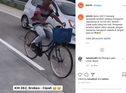 Santuy Banget Pesepeda Ini Gowes di Jalan Tol
