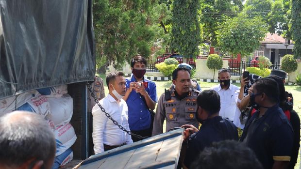 Polres Payakumbuh menangkap pelaku penyimpangan pendistribusian 160 karung atau 8 ton pupuk bersubsidi.