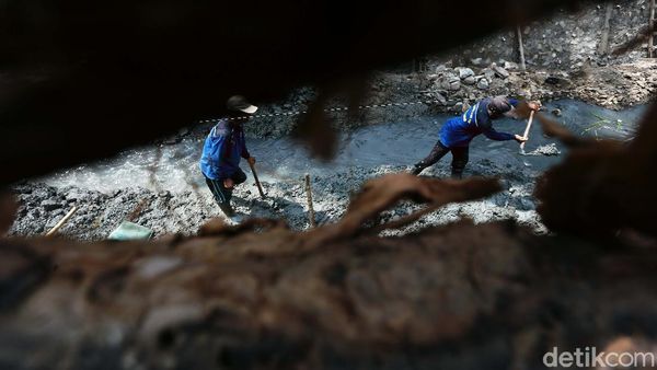 Potret Perbaikan Turap di Utan Kayu Selatan