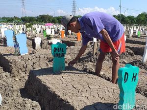 Puluhan Nisan Khusus COVID-19 di TPU Keputih Surabaya Dicat Warna-warni