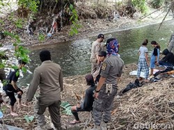 Tak Pakai Masker, 10 Anak Jalanan di Kota Blitar Dihukum Bersihkan Sungai