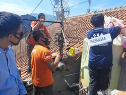 Keji! 30 Adegan Rekonstruksi Ayah Tiri Tenggelamkan Balita Aulia ke Dalam Toren