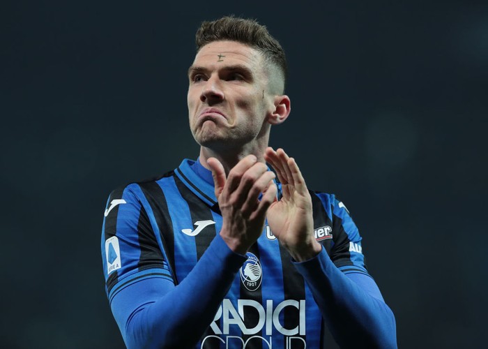 BERGAMO, ITALY - FEBRUARY 15:  Robin Gosens of Atalanta BC celebrates the victory at the end of the Serie A match between Atalanta BC and AS Roma at Gewiss Stadium on February 15, 2020 in Bergamo, Italy.  (Photo by Emilio Andreoli/Getty Images)