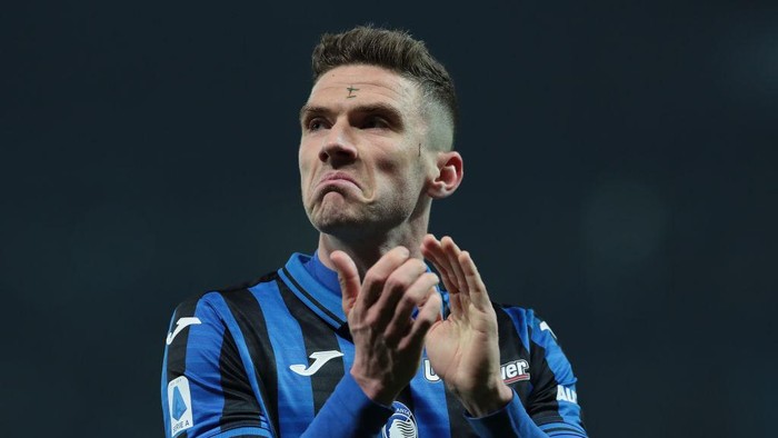 BERGAMO, ITALY - FEBRUARY 15:  Robin Gosens of Atalanta BC celebrates the victory at the end of the Serie A match between Atalanta BC and AS Roma at Gewiss Stadium on February 15, 2020 in Bergamo, Italy.  (Photo by Emilio Andreoli/Getty Images)