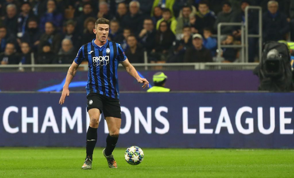BERGAMO, ITALY - FEBRUARY 15:  Robin Gosens of Atalanta BC celebrates the victory at the end of the Serie A match between Atalanta BC and AS Roma at Gewiss Stadium on February 15, 2020 in Bergamo, Italy.  (Photo by Emilio Andreoli/Getty Images)